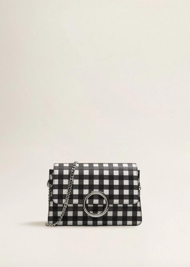 Los bolsos también se apuntan al cuadro vichy para que incluyas en tus looks el estampado estrella del momento