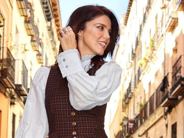 Conjunto de cuadros y camisa blanca original, el look de Juana Acosta hecho para triunfar y rejuvenecer a los 40