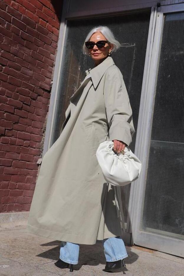 Sí, los vaqueros con rotos también estilizan y rejuvenecen a los 50 si los llevas con estas prendas