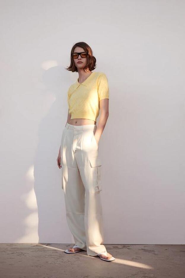 Mete un polo de punto amarillo en tu armario y hazte con la prenda que te va a salvar más de un estilismo