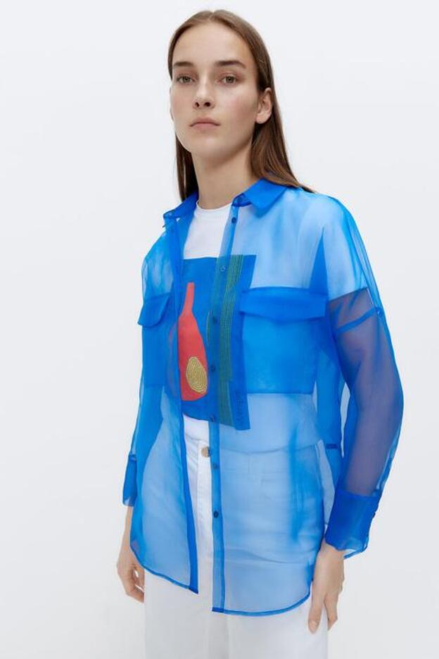 Ni te imaginas todos los conjuntos que puedes hacer con esta sobrecamisa de organza tan elegante como combinable