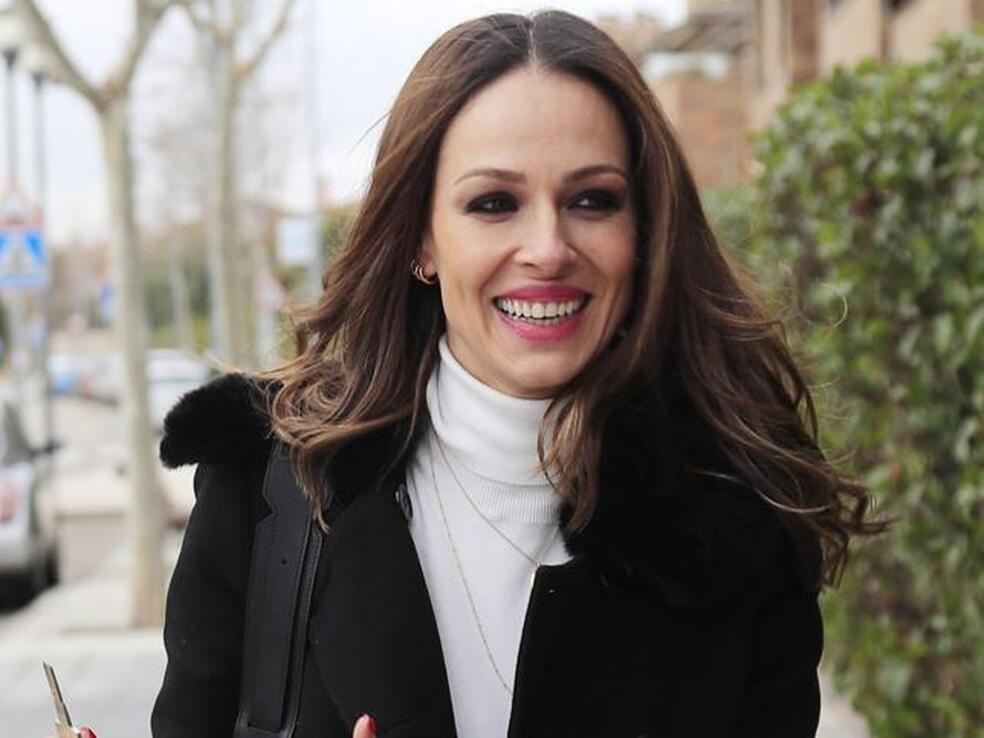 Blazer de cuadros y sudadera, el truco de estilo de Eva González que le vas a copiar por su efecto rejuvenecedor