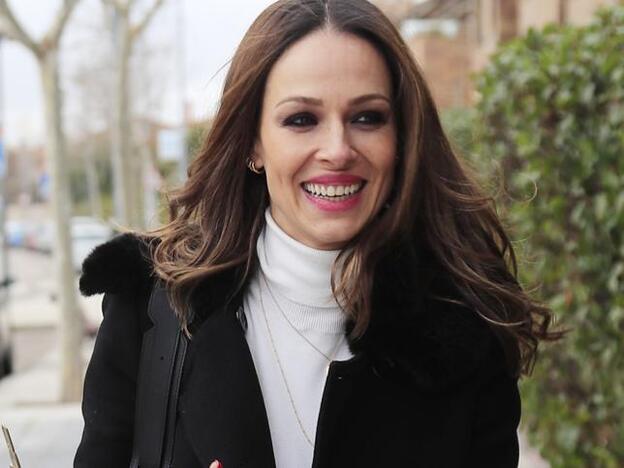 Blazer de cuadros y sudadera, el truco de estilo de Eva González que le vas a copiar por su efecto rejuvenecedor