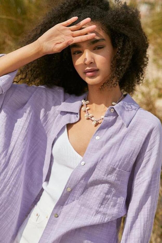 Si eres fan de los looks oversize, Pull&Bear tiene la sobrecamisa con la que llevas meses soñando porque pega con todo y es perfecta para el entretiempo