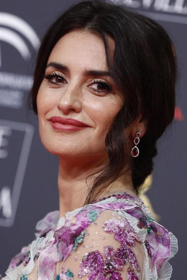 Mechas balayage, flequillo cortina y media melena rejuvenecedora: Penélope Cruz tiene el look que más nos gusta para llevar a los 40