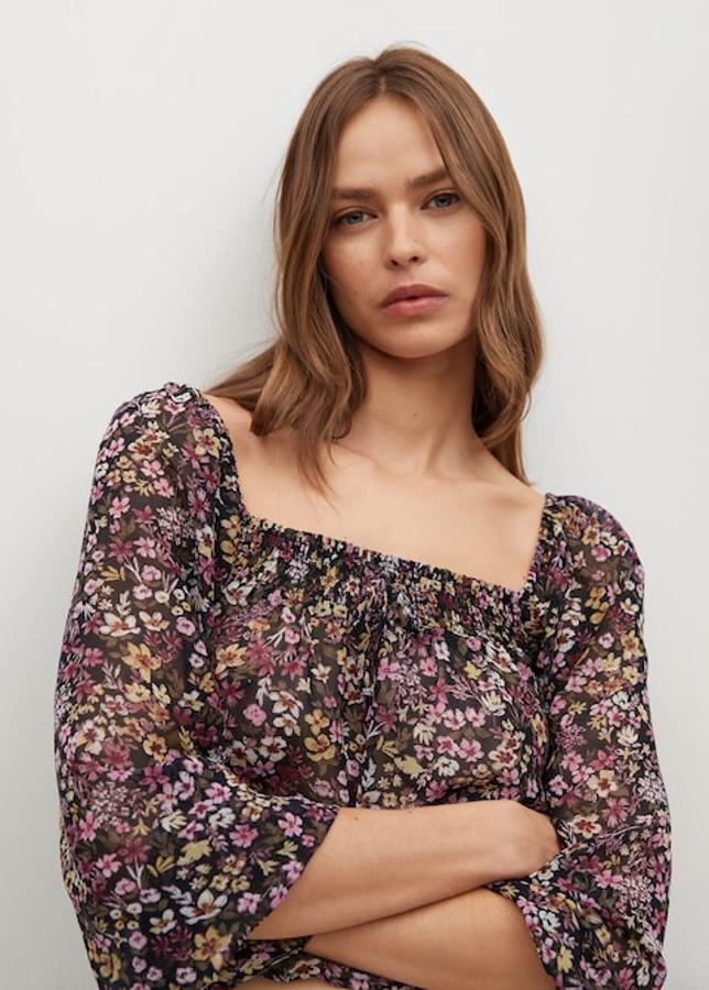 Las blusas de flores más bonitas están en Mango