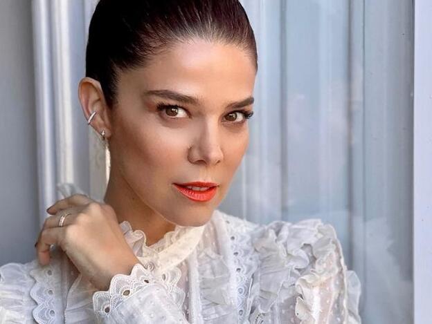 Vaqueros cómodos y blusa blanca original, el look de Juana Acosta fácil de copiar y muy rejuvenecedor que no te vas a quitar en primavera