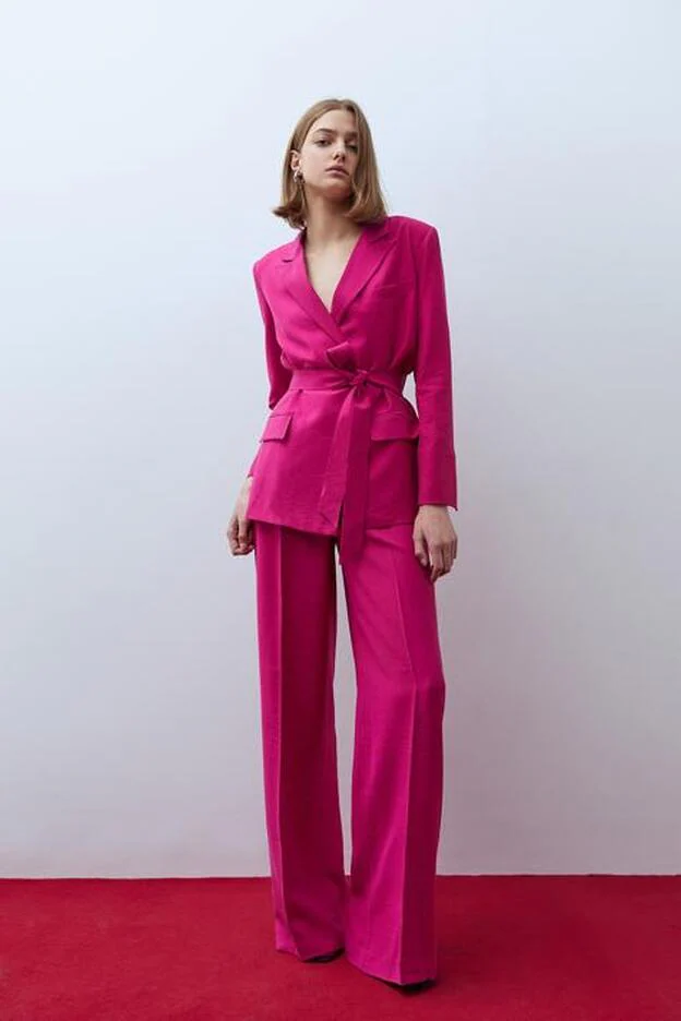 moral Raza humana Sedante El traje de chaqueta rosa de Sfera que ha llevado Carmen Calvo lo tiene  todo: es tendencia, estiliza y favorece y es muy barato | Mujer Hoy