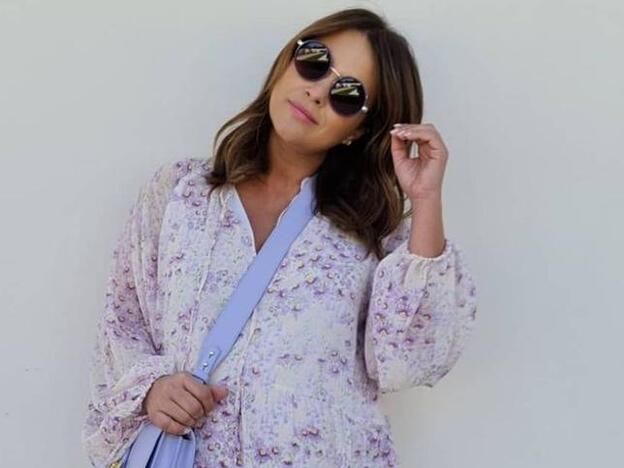 El vestido mini de flores más bonito y que queda bien con botas y zapatillas es de H&M y lo tiene Paula Echevarría