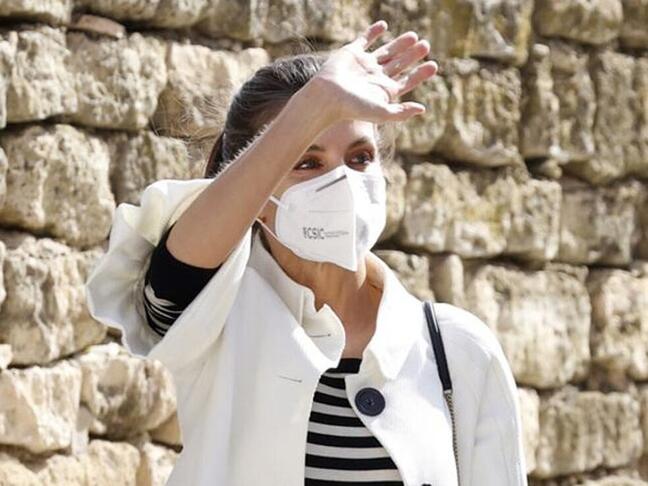 El look con blazer blanca (rescatada de su armario de hace una década) y camiseta de rayas marineras con el que Letizia Ortiz rejuvenece 20 años en su visita a Fuendetodos en Zaragoza