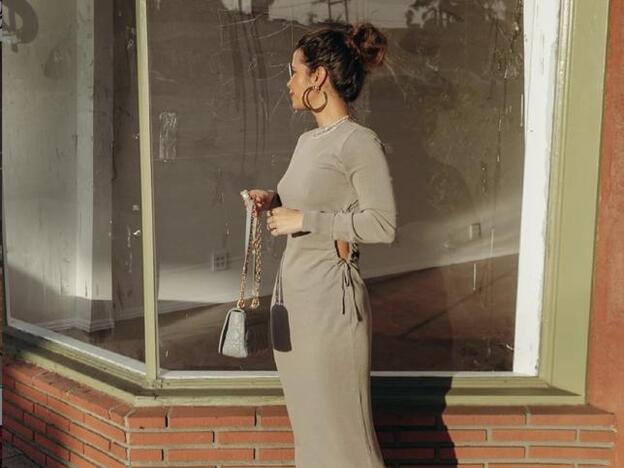 Tu próxima compra de primavera será este vestido con aberturas a los lados (palabra de Zara)