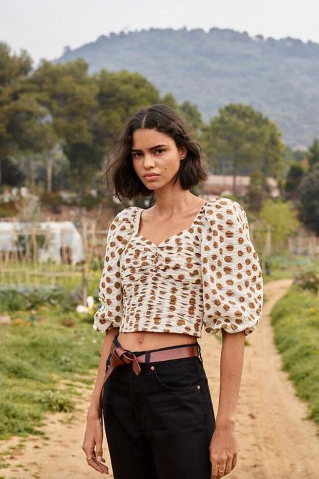 Súmate a la fiebre por los lunares con esta blusa de Mango que combina a la perfección con tus vaqueros favoritos