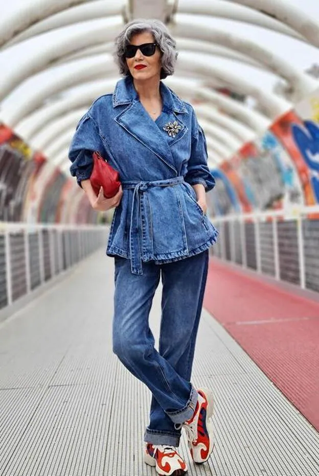 La blazer vaquera de Zara con la que un look total denim que rejuvenece a los 50 y que es perfecto para el entretiempo | Mujer Hoy