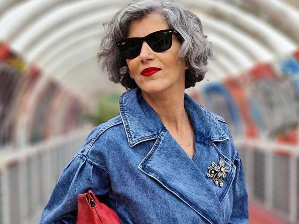 La blazer vaquera de Zara con la que conseguir un look total denim que rejuvenece a los 50 y que es perfecto para el entretiempo