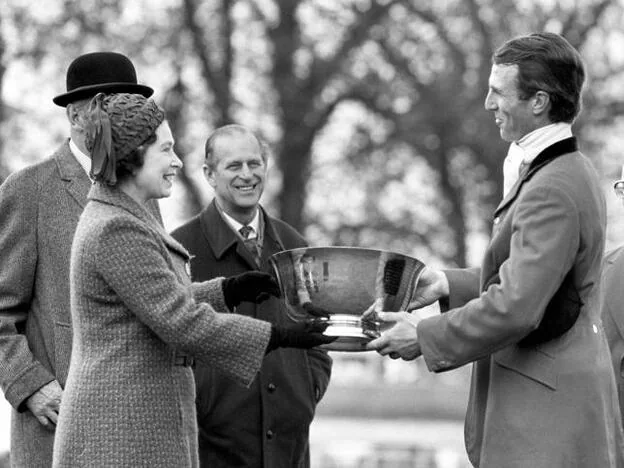 Mark Phillips recibiendo un trofeo de manos de la reina Isabel II.
