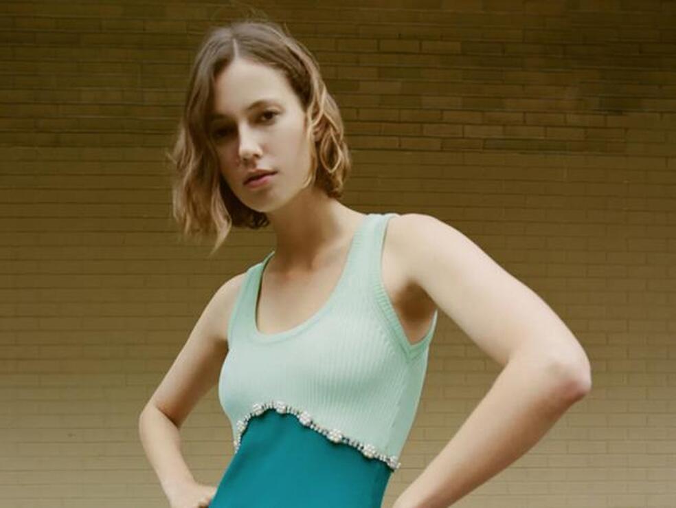 Zara tiene ese vestido corto que te compras por que te enamora y acabas llevando como look de invitada (y se va a agotar enseguida porque hace tipazo)