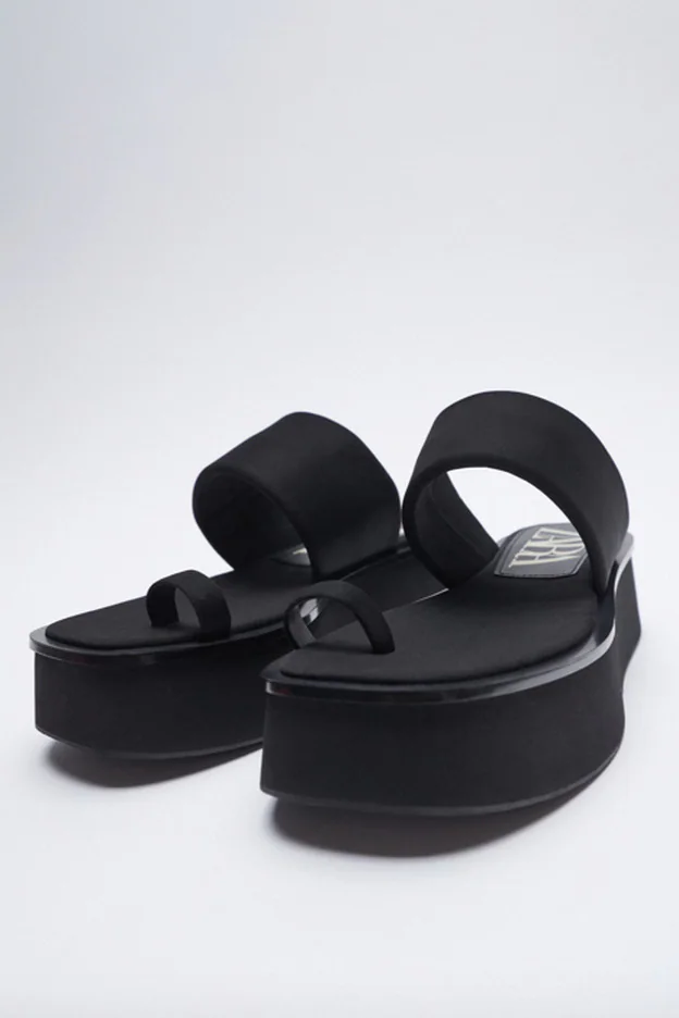 Sandalia negra de tiras con plataforma de la colección de primavera de Zara.