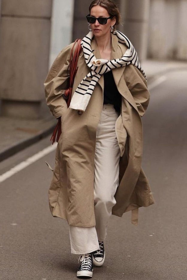 Tenemos el look con gabardina y jersey de rayas que rejuvenece que vas a llevar sin parar toda la primavera (y estás a tiempo de clonarlo en el low cost)