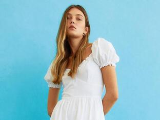 Blanco o azul: El vestido midi de lo nuevo de Stradivarius va a ser tu favorito de la temporada