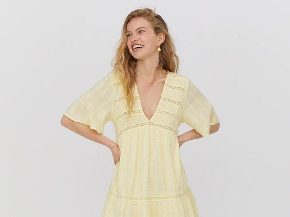 ¿Buscas tu vestido comodín perfecto para esta primavera? Ficha este de Pull & Bear, disponible en tres colores, por menos de 20 euros y que hace piernas infinitas