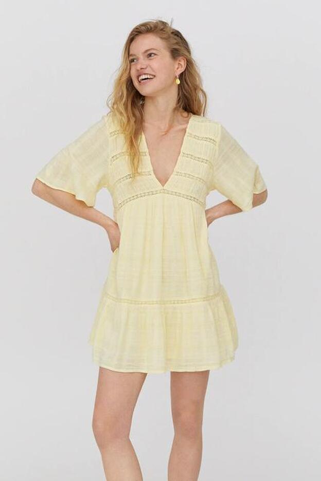 ¿Buscas tu vestido comodín perfecto para esta primavera? Ficha este de Pull & Bear, disponible en tres colores, por menos de 20 euros y que hace piernas infinitas