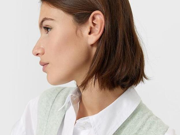 Este chaleco de punto de Stradivarius (disponible en dos colores) queda ideal con una camisa debajo para lucir pierna con botas altas