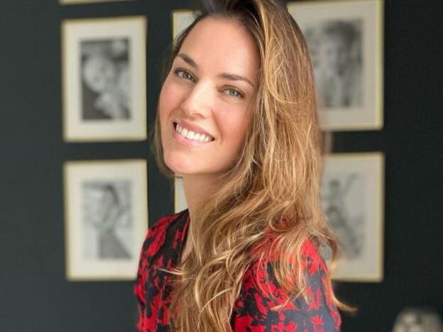 Helen Lindes también tiene los pantalones vaqueros de Zara de estilo setentero que rejuvenecen a más no poder (y confirma que sientan de lujo)