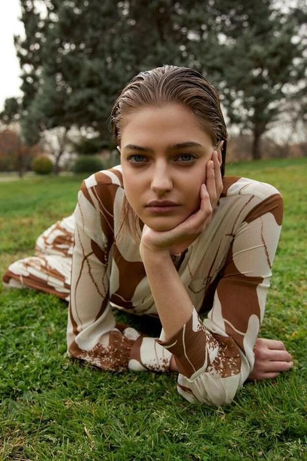 El vestido de cintura baja que sienta genial: por qué es tendencia este verano y cómo combinarlo