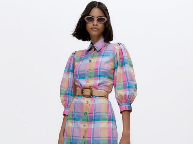 Este vestido camisero de cuadros multicolores está a punto de convertirse en el uniforme oficial de la primavera porque sienta como un guante y favorece muchísimo