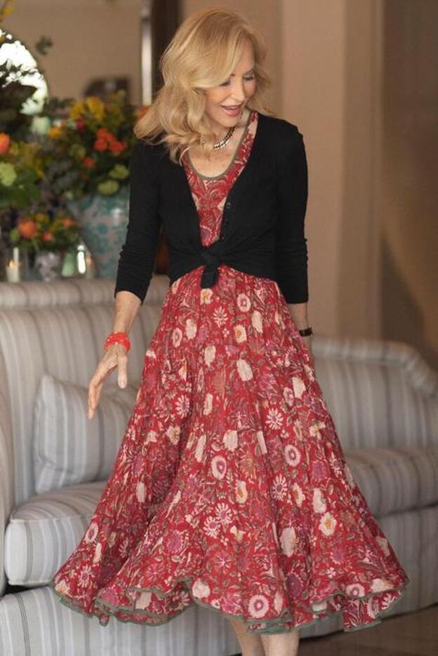 Vestido de mercadillo y bolso de Mango: te enseñamos cómo copiar el look más primaveral de Carmen Lomana