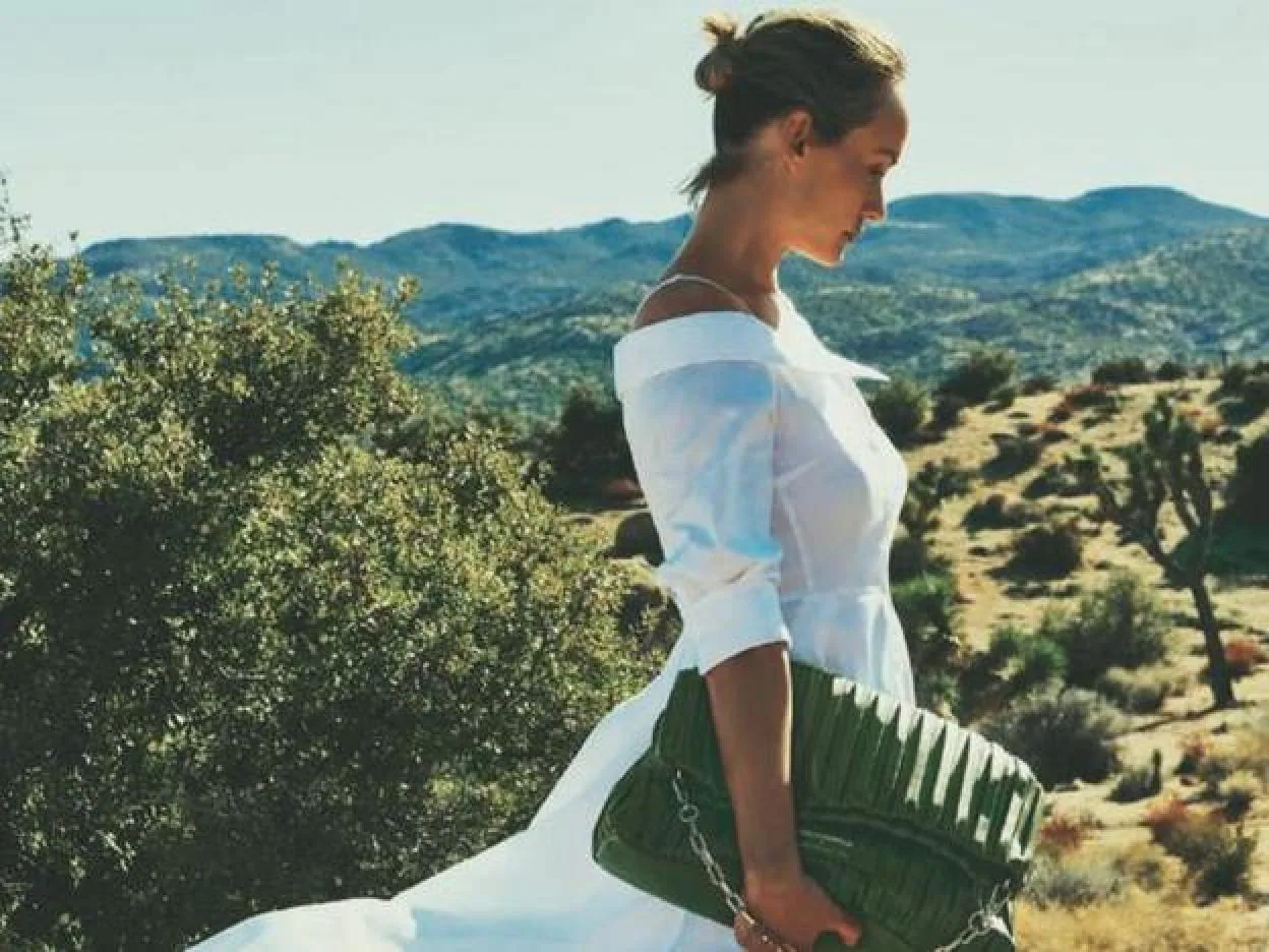 Amber Valletta posa en el desierto californiano con el bolso K/Kushion, hecho en piel de cactus, que ha diseñado para Karl Lagerfeld. Pincha en la imágen para ver los 9 bolsos verdes para un look de éxito./Amanda DE CADENET y Mary ROZZI