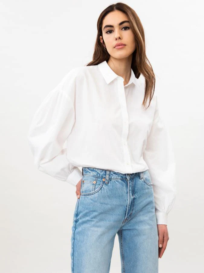 Las blusas y camisas blancas de la nueva colección de Lefties, prenda imprescindible (y muy barata) de la primavera que te pondrás con todo | Mujer Hoy