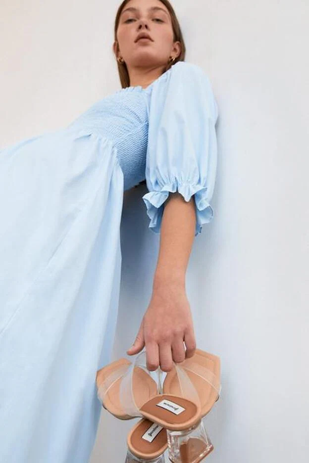 Un vestido azul cielo con cuerpo nido de abeja y mangas abullonadas  combinado con unas sandalias transparentes de tacón cómodo cuadrado: el  look de Stradivarius que se adelanta al verano | Mujer