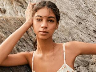 Tres vestidos mini que acaban de llegar a Pull&Bear y por los que vas a querer que suban las temperaturas