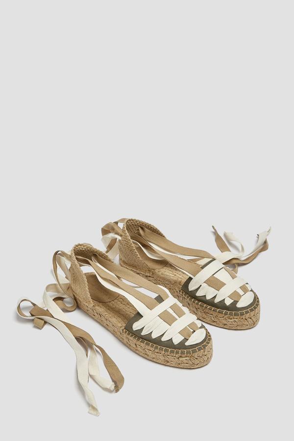 Las alpargatas de esparto de nueva temporada van a ser tus aliadas de los looks de primavera más cómodos y originales (y sabemos dónde están los diseños más bonitos)