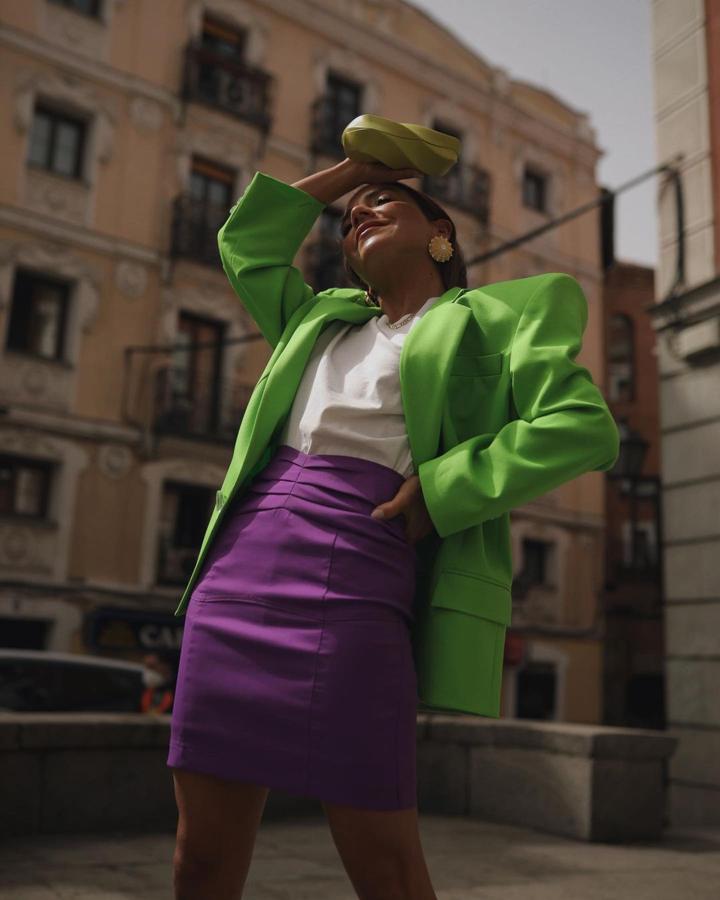 Vestidos, blazers y hasta vaqueros: 10 looks en color verde que rejuvenecen, sientan de maravilla y demuestran por qué es el favorito de la primavera de las que más saben de moda