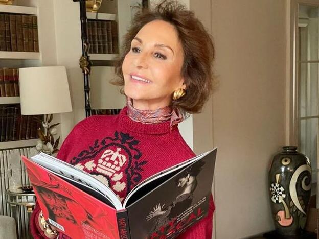 El truco de estilo de Naty Abascal para rejuvenecer y estilizar el escote con un jersey y un pañuelo