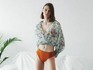 5 blusas florales perfectas para llevar con vaqueros flare y vivir la primavera en cualquier momento del día