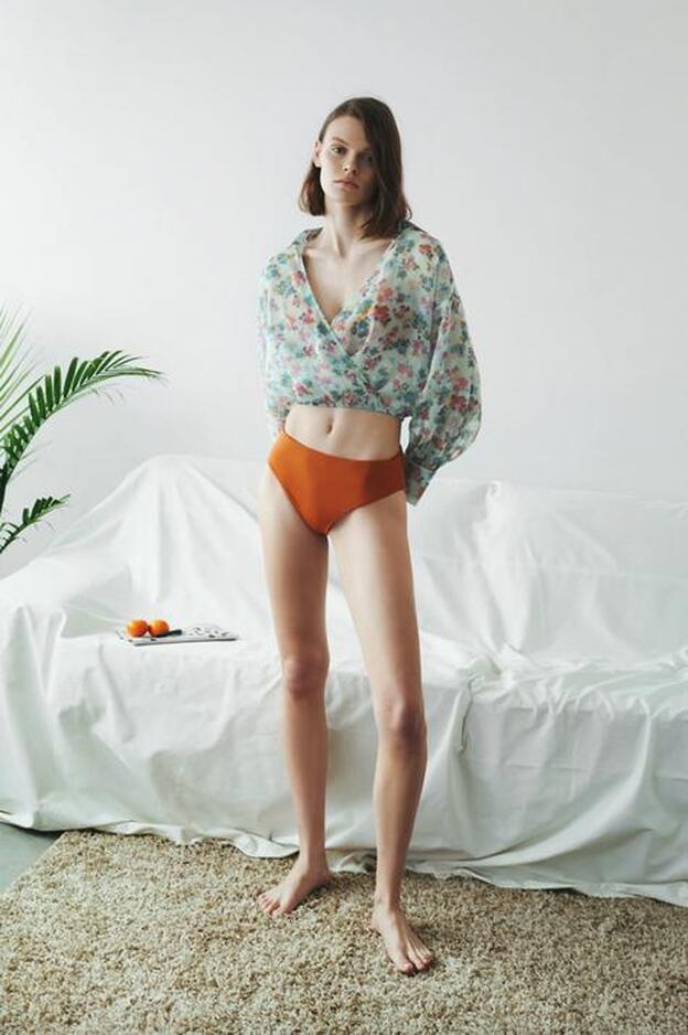 5 blusas florales perfectas para llevar con vaqueros flare y vivir la primavera en cualquier momento del día