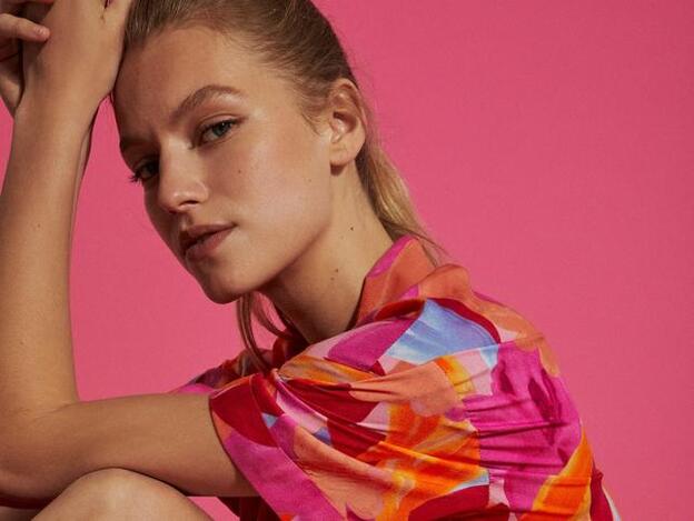Manga corta o larga: Lo nuevo de Stradivarius dice que esta primavera tienes que llevar una de estas camisas estampadas tan favorecedores