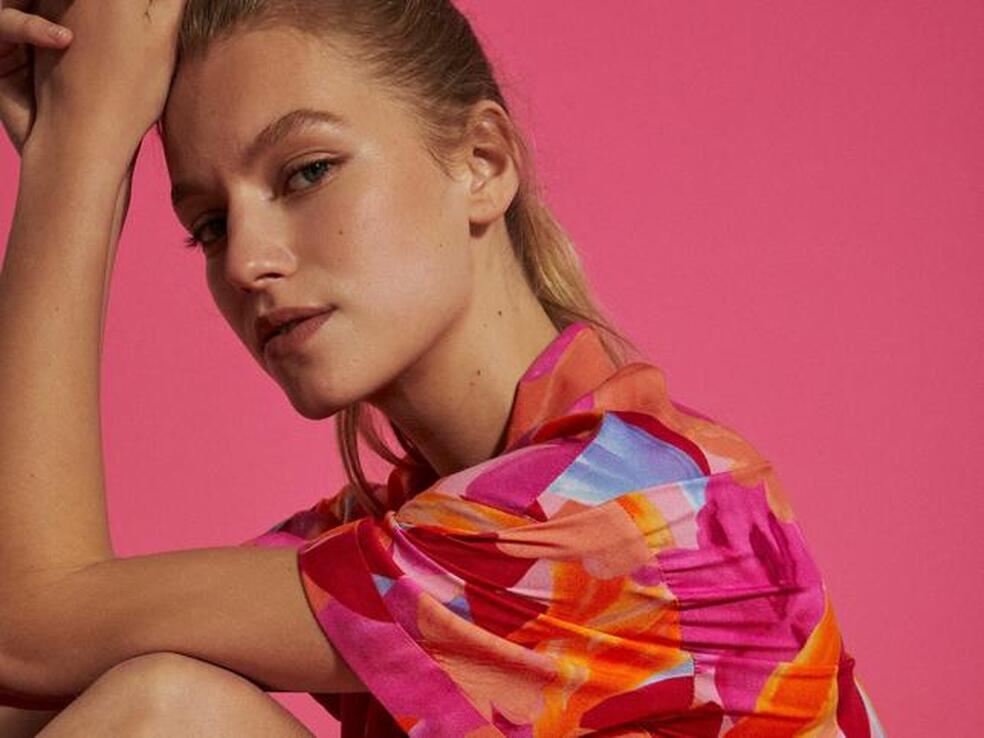 Manga corta o larga: Lo nuevo de Stradivarius dice que esta primavera tienes que llevar una de estas camisas estampadas tan favorecedores