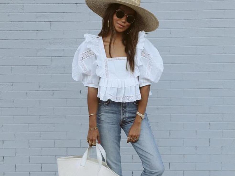 La blusa blanca romántica más bonita del low cost para llevar con vaqueros esta primavera la hemos encontrado en Primark por menos de 20 euros