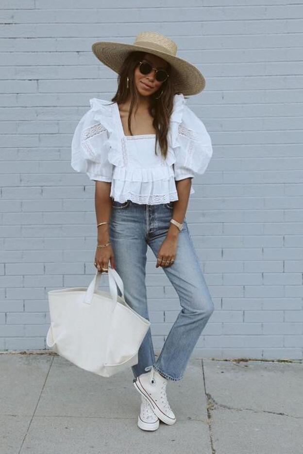 La blusa blanca romántica más bonita del low cost para llevar con vaqueros esta primavera la hemos encontrado en Primark por menos de 20 euros