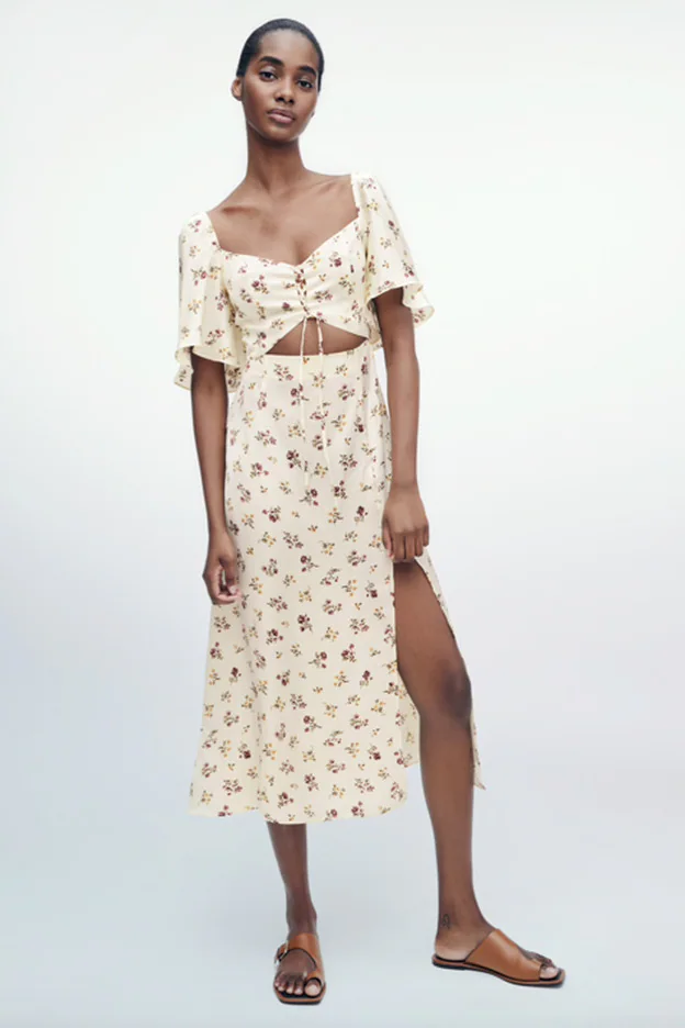 Vestido de flores con diseño 'cut out' de la nueva colección de Zara.