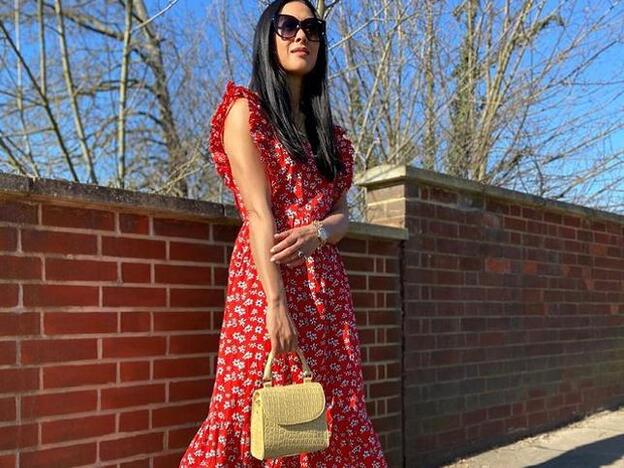 Este vestido midi color rojo con estampado de flores de Amazon tiene un efecto rejuvenecedor inmediato y queda igual de bien con zapatillas, sandalias o alpargatas