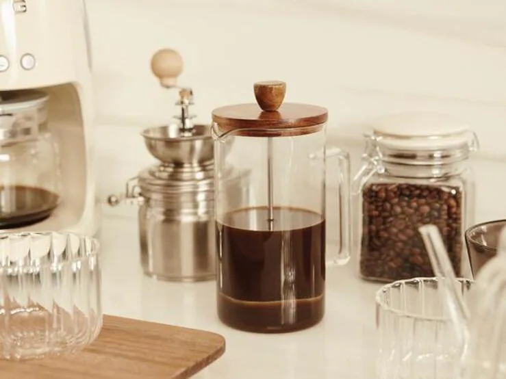 Empieza el día con buen pie disfrutando de un desayuno con estilo con estas 13 ideas de Zara Home: tazas, cafeteras, bandejas o molinillos de café