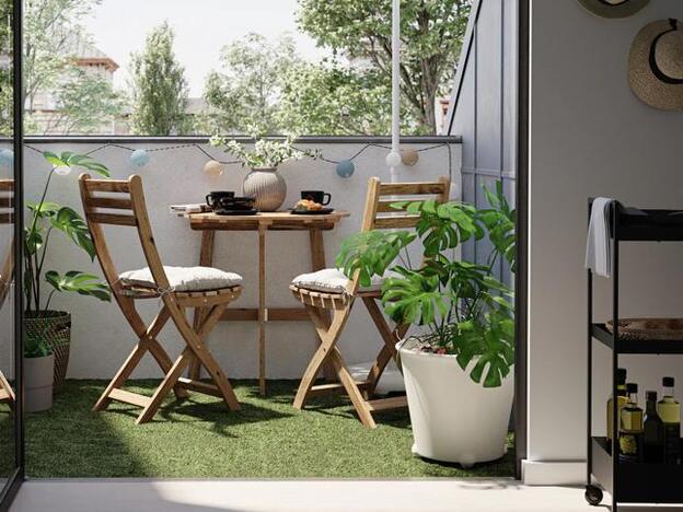Trucos deco para que tu terraza pequeña parezca más grande: las mesas plegables y los muebles de balcón más bonitos de IKEA