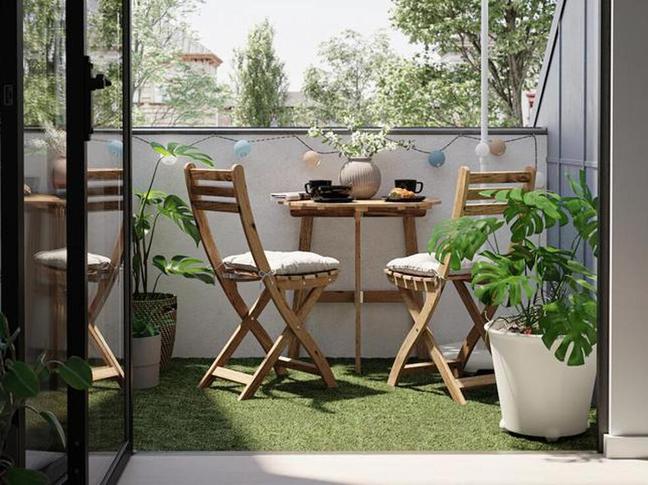 Los mejores trucos y las ideas más prácticas para que tu terraza parezca más grande: ficha estos muebles de exterior de Ikea súper versátiles, funcionales (y baratos)