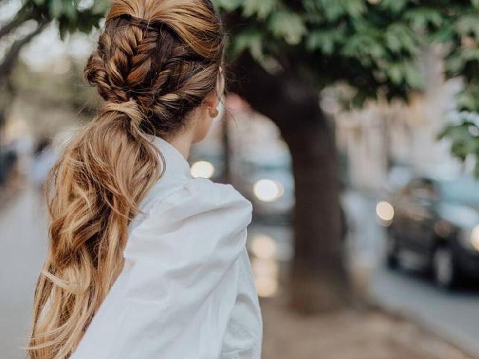 Una camisa blanca, unos mom jeans y los complementos que necesitas para crear 7 looks diferentes (uno para cada día de la semana) e ir perfecta siempre, de la oficina a la cita con tu crush