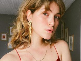 Sabemos cómo conseguir el look no makeup de esta francesa que quita años de encima con un maquillaje que puedes comprar online ya mismo